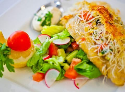 Spríjemnite si deň prechádzkou historickým Starým Mestom a zakončite ju luxusným obedom alebo večerou v Austria Trend Hotel Bratislava****.