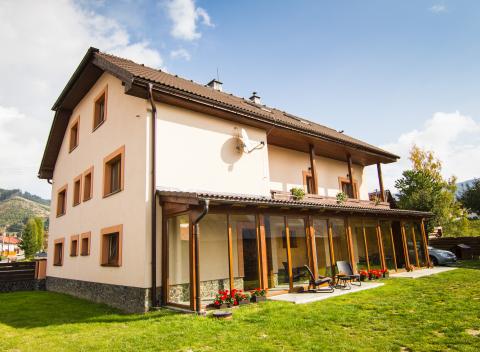 Nájdite si čas na zimnú rodinnú lyžovačku či sánkovačku. Pobyt v apartmánoch na Horehroní s unikátnym výhľadom na Kráľovu hoľu.