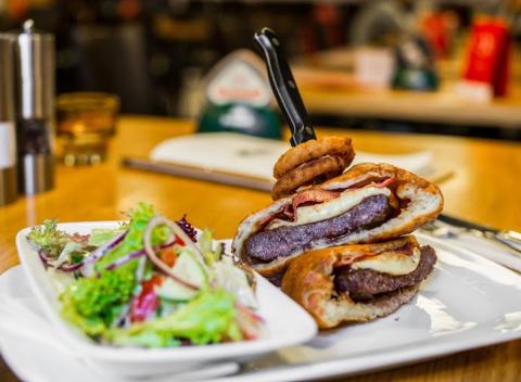 Chutný a exkluzívny langoš-burger. K tomu perfektná atmosféra obľúbeného ružinovského podniku Chuťovka. Fantasticky si pochutnajte. 