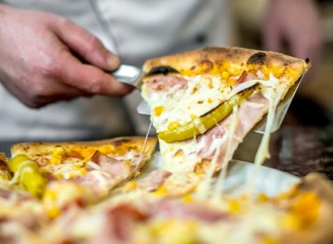 Neodolateľná chrumkavá talianska pochúťka - pizza. Vyberte si tú svoju, na akú máte práve chuť v reštaurácii a pivárni Posedenie Na rohu.