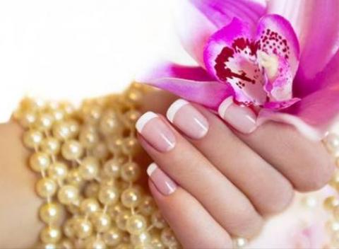 Dokonalá francúzska manikúra alebo BIO Gél Dance of Color pre spevnenie a ochranu nechtov. Skvelá starostlivosť o ruky pre dámy.   