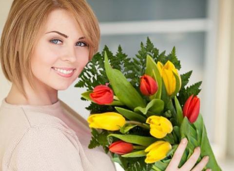 Valentín sa blíži a radi by ste svoju milú prekvapili? Darujte jej nečakaným spôsobom prekrásnu kyticu, ktorá jej vyčarí úsmev na tvári.