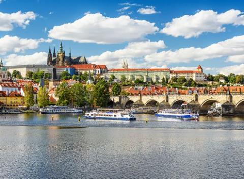 2 až 5-dňový pobyt s raňajkami a fľašou vína v Prahe pre dvoch. Máloktoré mesto sa môže pýšiť toľkými pamiatkami s tak dlhou históriou.