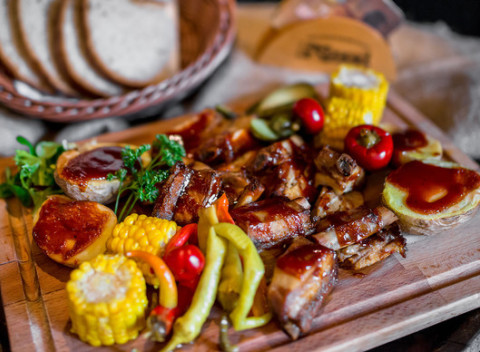 Pomaly pečené rebrá v BBQ marináde s nakladanou zeleninou alebo veľký tanier grilovaných špecialít.