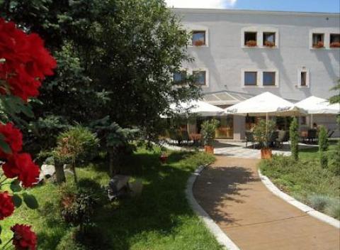 Pobyt s raňajkami v Gala Kongres Hoteli situovanom v pôvabnej záhrade v Hronseku.