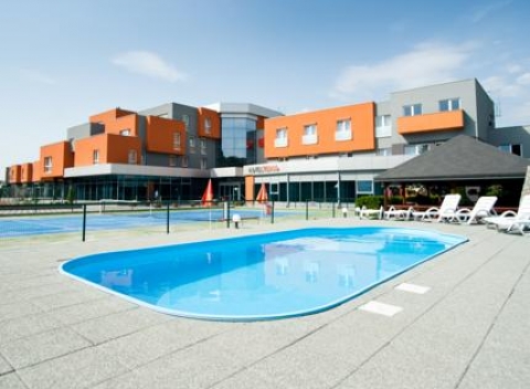 Zvolen - niekdajšie kráľovské mesto s bohatou históriou vás privíta skvelým ubytovaním s raňajkami a wellness v modernom Hoteli Tenis.