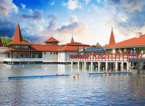 Doprajte si dokonalý odpočinok pri termálnom jazere Hévíz v Maďarsku. Rodinná wellness dovolenka v Hotel Hévíz Resort & Spa. 