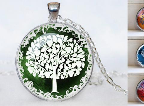 Skrášlite sa jedinečným amuletom, ktorý v sebe skrýva silu prírody. Jemná retiazka s motívom stromu sa stane vašou novou ozdobou.