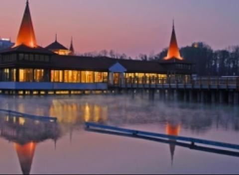 Očakávaný a ničím nerušený relax zažijete neďaleko svetoznámeho termálneho jazera v Hévíz! 3 alebo 5 dní pre 2 osoby s polpenziou.