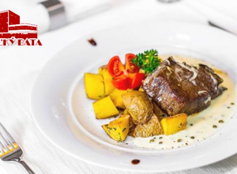 Vychutnajte si hovädzí steak s omáčkou zo zeleného korenia u Veľkého Batu. Jedinečný gurmánsky pôžitok, ktorý neoľutujete.