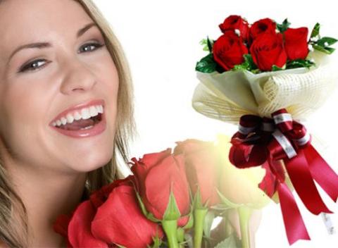 Čo viac poteší ženu ako nádherná kytica ruží? Ukážte priateľke či manželke, že ona je tá pravá nádhernou kyticou červených ruží.
