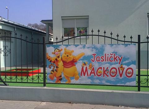 Celodenný vstup do súkromných jasličiek Mackovo, kde sa o vašu ratolesť postarajú kvalifikované opatrovateľky, vrátane stravy. 