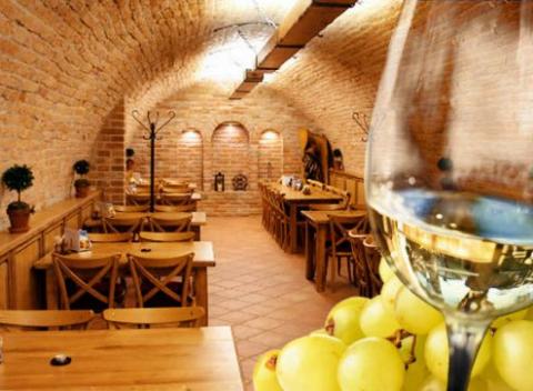 Fľaša vína na privítanie, jeden večer neobmedzená konzumácia vína a piva, k tomu raňajky a zapožičanie bicyklov. Skvelá dovolenka na Morave.