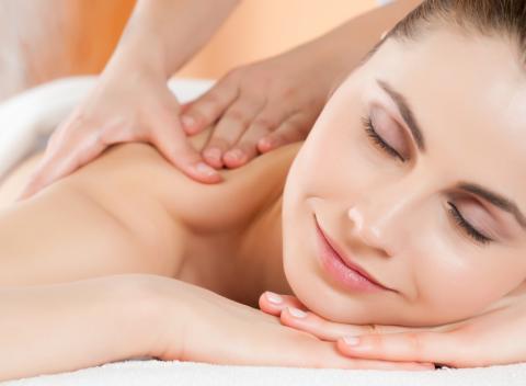 Masáž chrbta alebo masáž s hrejivým zábalom. Zverte sa do rúk odborníčky a doprajte vášmu telu uvoľnenie a zbavte ho bolesti. 
