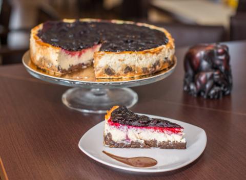 Vychutnajte si vynikajúci domáci cheesecake pri kávičke alebo celý cheesecake a mrkvová či medová torta na doma.