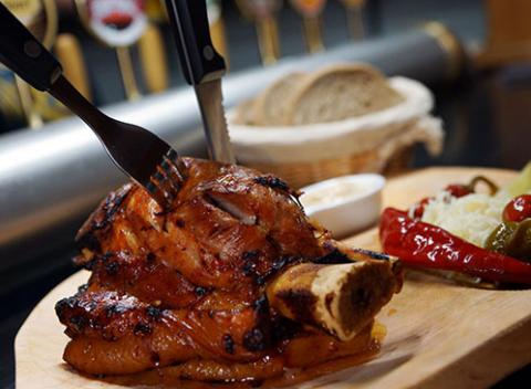 Zorganizujte si s priateľmi ochutnávku pív a vyskúšajte 10 rôznych druhov z malých slovenských pivovarov a k tomu 750 g grilovaného kolena.