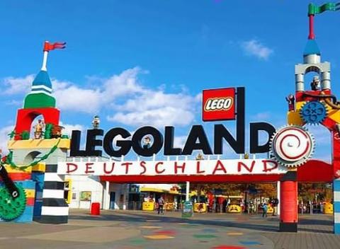 Potešte svoje deti a spravte si 3-dňový výlet do známeho zábavného parku postaveného s tisícok kociek stavebnice, do Legolandu v Nemecku.