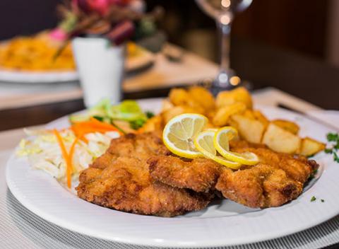 Spojte aktivity na hrádzi v Bratislave s dobrým jedlom. Na výber máte kurací a bravčový rezeň či grilovanú panenku s plesnivcom a prílohou.