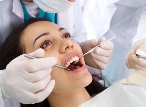 Nebojte sa usmievať na svet a ľudí. Dentálna hygiena alebo nová korunka.