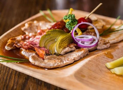 Vstúpte do sveta rozprávky, v ktorom na vás čakajú gastronomické špeciality. Vychutnajte si kilovú misu plnú mäsových špecialít. 