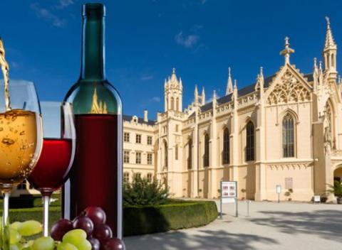 Komfortné ubytovanie a celovečerná zábava vo vinárni s rautom, degustáciou a neobmedzenou konzumáciou sudových vín.