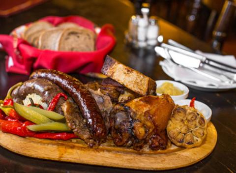 Sedliacka misa plná mäsa pre 2 - 3 osoby v štýlovej piváreň s terasou, s českou kuchyňou a s množstvom chutných jedál.