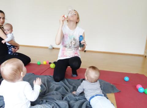 Cvičenie mamičiek s bábätkami. Spríjemnite si čas na materskej dovolenke a spoznajte iné mamičky v centre Yoga House v Starom Meste.