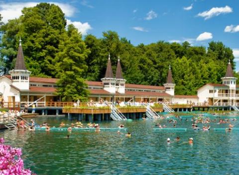 Odpočiňte si neďaleko Balatonu, kde na vás okrem luxusného ubytovania čaká tiež skvelá kuchyňa, neobmedzený vstup do wellness a masáže.