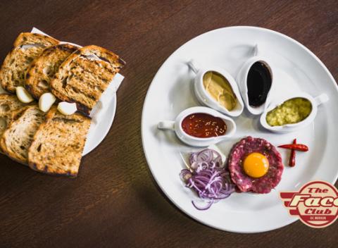 Príďte si pochutnať na skvelom tataráku s hriankami do reštaurácie The Face Club. Chuťovka, ktorá sa musí zapiť jedine pivom.