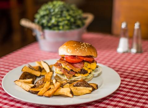 Vychutnajte si šťavnatý hovädzí burger s domácimi hranolkami a žemľou od miestného pekára v Staromestskom Pube. 