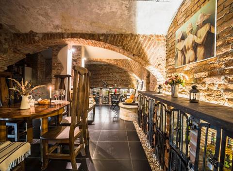 Degustačný večer so someliérom v štýlovej vínnej pivnici Citadela Wine & Art Gallery. Spoznajte jedinečný svet vín z iného uhla. 