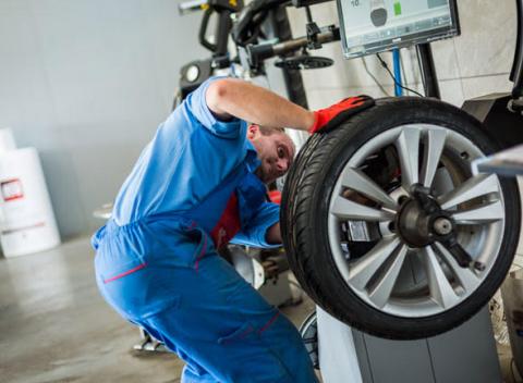 Umytie a kompletné prezutie vozidla. Nástup teplých dní nám dáva najavo, že nastal čas na sezónne prezúvanie pneumatík.