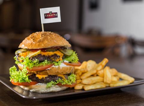 Fantastické hamburgery v Zámockom pivovare. Zavolajte kamarátov či kolegov a zájdite sa po práci odreagovať pri dobrom jedle. 