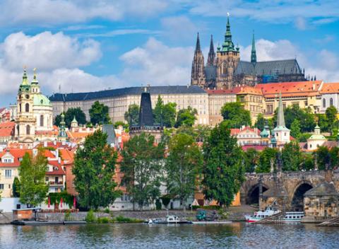 Vychutnajte si pohľad na pražskú metropolu a zažite fantastickú plavbu po Vltave. Hrad, Rudolfinum či Karlov most z inej perspektívy. 