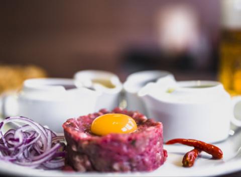 Príďte si pochutnať do reštaurácie The Face Club na skvelom tatárskom bifteku, ktorý zapijete jedinečný a veľkým tankovým pivom Šariš. 