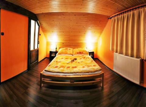 Pokojná dovolenka v súkromí malého Privátu Aniel neďaleko Liptovského Mikuláša pre dvoch či rodinu s 2 deťmi, so vstupmi do Tatralnadie. 