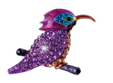 Štýlová brošňa z kryštálov s motívom kolibríka vo fialovej farbe.