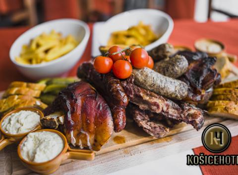 Fantastická misa pečeného bravčového kolena a rebier. Pozvite svojich priateľov do krásneho prostredia a zamaškrťte si. 