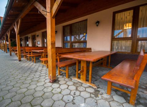 Relax v rodinnom Rusovskom penzióne s polpenziou.  Ponúka možnosť oddýchnuť si v tichom a v peknom parku, po stopách náučného chodníka. 