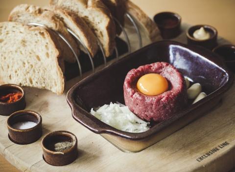 Šťavnatý steak z pravej sviečkovice alebo čerstvý tatarák s hriankami. Doprajte si poriadny kus mäsa v pivárni Budík. 