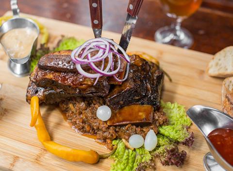 Špecialita - mäsité hovädzie rebrá s originálnym americkým pivom APA v Panskom Hostinci. Doprajte si jedinečnú a chrumkavú pochúťku. 