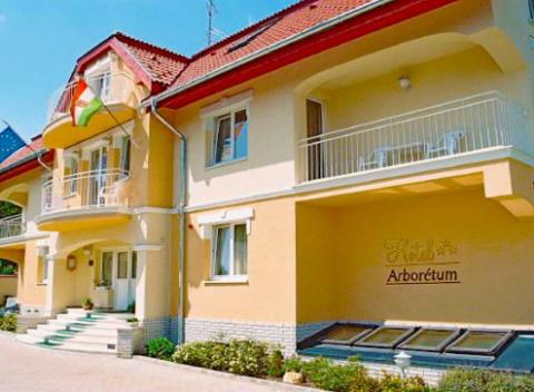 Navštívte jedno z najkrajších kúpeľných miest v Maďarsku. Termálne kúpele Sárvár ponúkajú široké spektrum atrakcií i wellness procedúr. 