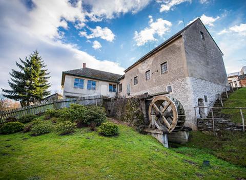 Čaro vidieckej romantiky v Boutique hotel a restaurant Pri mlyne ***. Ubytovanie, vstup do wellnessu a flaša prosecca na izbe.