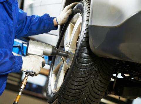 Kompletné prezutie alebo výmena pneumatík na letnú sezónu a vyváženie kolies, zadarmo vizuálna kontrola pneumatík a brzdových kotúčov.