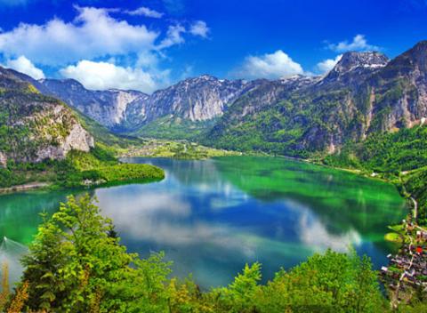 Zažite deň plný poznávania nádherných miest. Hallstatt, Ľadovcová a Mamutia jaskyňa či nádherná vyhliadka na ľadovci Dachstein v Rakúsku.