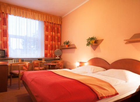 Hotel Baťov pri známom Baťovom kanáli s polpenziou a vstupom do ZOO.