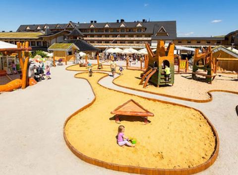 Dovolenka pre celú rodinu s polpenziou a neobmedzeným vstupom do hotelového wellness a termálneho parku v Hoteli Bania**** Thermal & Ski.