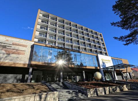 Exkluzívny pobyt v hoteli Alexander**** v Bardejovských Kúpeľoch s polpenziou, neobmedzeným wellness, masážou a 8 liečivými prameňmi. 