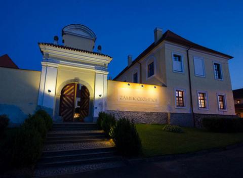 Užite si dovolenku plnú zážitkov v zámockom hoteli na Vlašimsku. V Zámku Čechtice na vás čaká vynikajúce jedlo, nápoje a pestrý program.