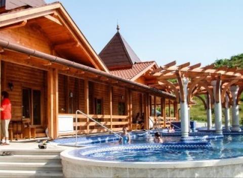 Užite si skvelú dovolenku v Maďarsku. Pobyt s raňajkami v apartmánoch Kék Laguna len kúsok od dvoch unikátnych kúpeľov Egerszálok a Demjén.